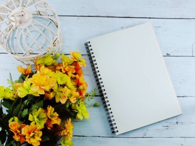 çiçek buketi ve boş defter kopyalama alanı arka plan ile