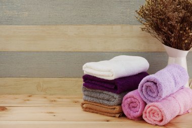 Spa havlu alanı kopyası üzerinde ahşap arka plan ile