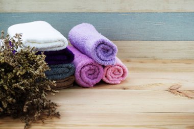 Spa havlu alanı kopyası üzerinde ahşap arka plan ile