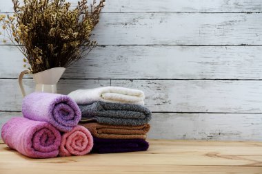 Spa havlu alanı kopyası üzerinde ahşap arka plan ile