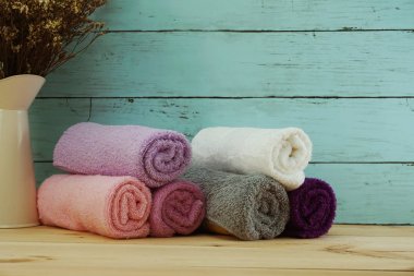 Spa havlu alanı kopyası üzerinde ahşap arka plan ile