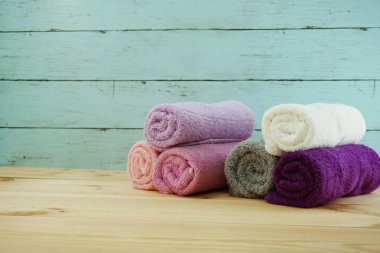 Spa havlu alanı kopyası üzerinde ahşap arka plan ile