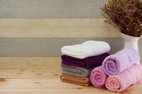 Spa havlu alanı kopyası üzerinde ahşap arka plan ile