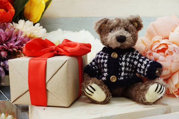 Osito Peluche Caja Regalo Con Cinta Roja Sobre Fondo Madera —  Fotos de Stock