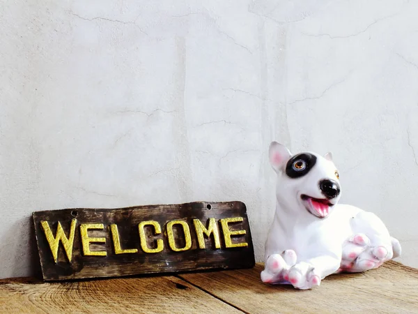 Keramische Hond Met Welkom Bord Houten Achtergrond — Stockfoto