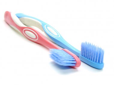 Beyaz arka plan üzerinde izole pembe ve mavi diş fırçaları