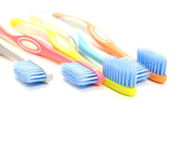 Beyaz arka plan üzerinde izole çok renkli diş fırçaları