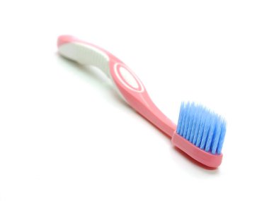 Beyaz arka plan üzerinde izole pembe diş fırçaları