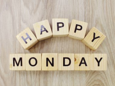 mutlu Pazartesi mektup ahşap alfabe üstten görünüm