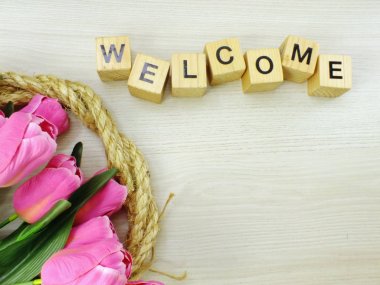 ahşap arka plan üzerinde ahşap Küp üstten görünüm hoş geldiniz