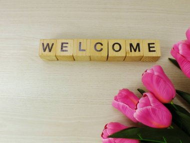 ahşap arka plan üzerinde ahşap Küp üstten görünüm hoş geldiniz