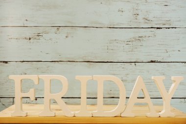 ahşap arka plan üzerinde Cuma kelime dekoratif harfler