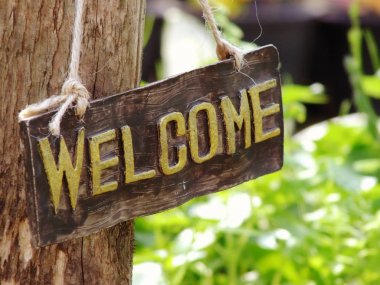 hoş geldiniz işareti bahçede asılı
