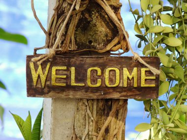 hoş geldiniz işareti bahçede asılı