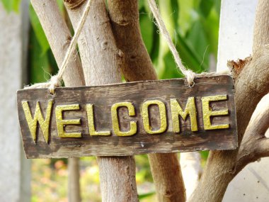 hoş geldiniz işareti bahçede asılı