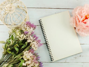 çiçek buketi ve kopya alan arka plan ile boş fotoğraf çerçevesi