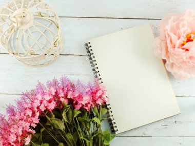 çiçek buketi ve kopya alan arka plan ile boş fotoğraf çerçevesi