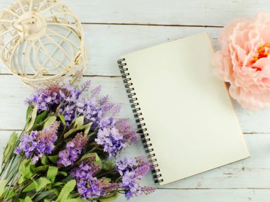 çiçek buketi ve kopya alan arka plan ile boş fotoğraf çerçevesi