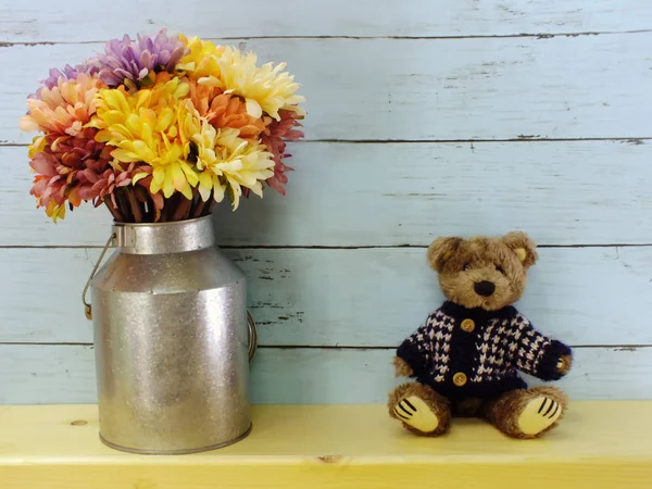 Bos Bloemen Een Teddybeer Houten Achtergrond — Stockfoto