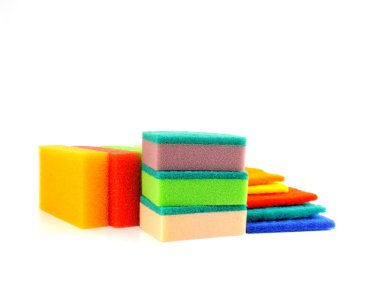 Sünger bulaşık yıkama aksesuar beyaz arka plan üzerinde renkli