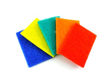 Sünger bulaşık yıkama aksesuar beyaz arka plan üzerinde renkli