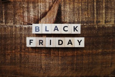 Tahta arka planda Kara Cuma alfabesi harfi