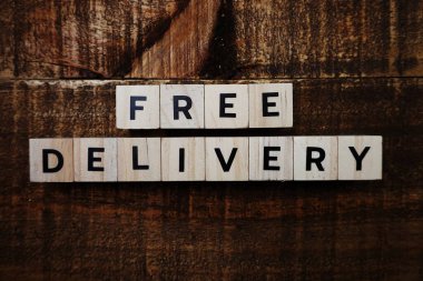 Tahta arka planda Bedava teslimat alfabesi harfi