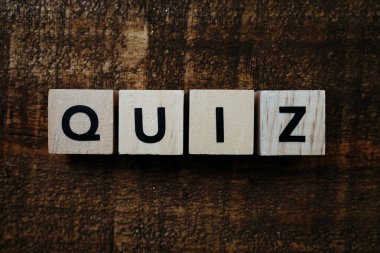 Üstten Görünüm Quiz harf alfabe harfleri ahşap arka plan üzerinde