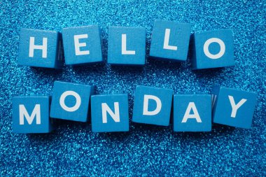 Merhaba Pazartesi alfabe harfi mavi simli arkaplan