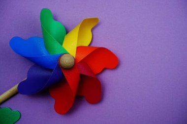 Mor arka planda izole edilmiş boşluk kopyasına sahip renkli fırıldak