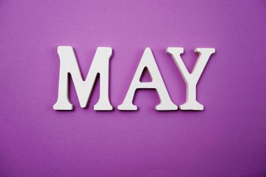 Mor arkaplanda boşluk kopyası olan alfabe harfi