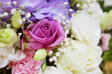 Yakın güzel Pembe gül çiçek Ortanca ve karanfil buketi kadar