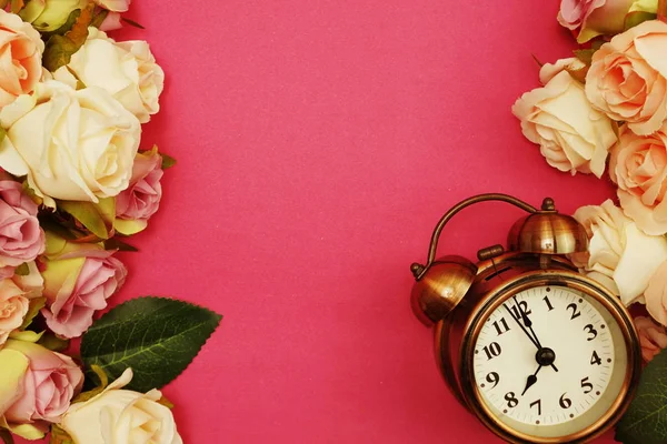 Rose Virágok Csokor Vintage Ébresztőóra Hely Másolatát Pink Háttér — Stock Fotó