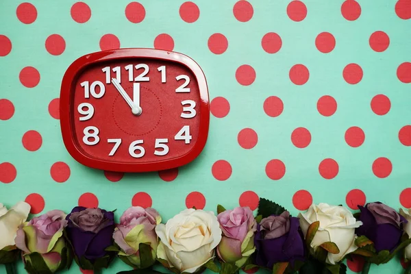 Relógio Rosas Buquê Flores Fundo Verde Bolinhas Ponto — Fotografia de Stock