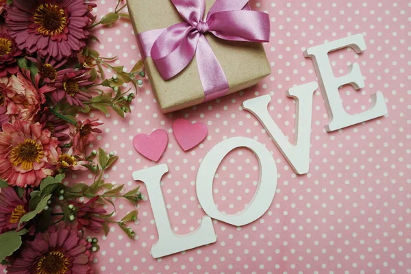Любовное Слово Алфавит Букет Роз Космической Копией Розовом Фоне Горошек — стоковое фото