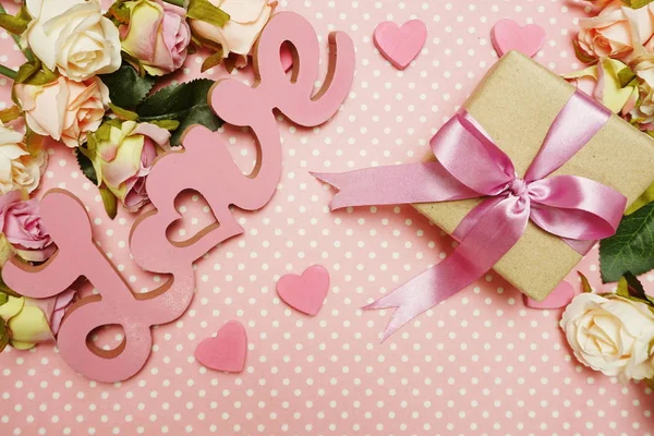 Amor Palavra Alfabeto Caixa Presente Com Buquê Rosas Com Cópia — Fotografia de Stock