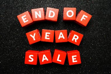 Yıl sonu kırmızı simli arka planda satılık alfabe harfi