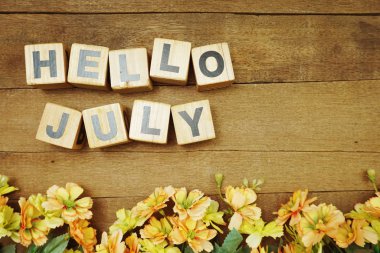 Merhaba Temmuz alfabe harfi ve ahşap zemin üzerinde boşluk kopyası