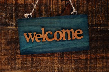 Ahşap Hoşgeldin tabelası asılı duruyor.