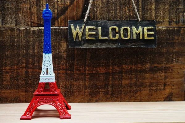 Eiffeltornsstaty Med Välkomstskylt Träbakgrund — Stockfoto