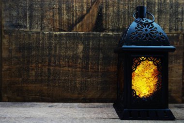 Ahşap arka planda Ramazan Feneri Arapça dekorasyonu