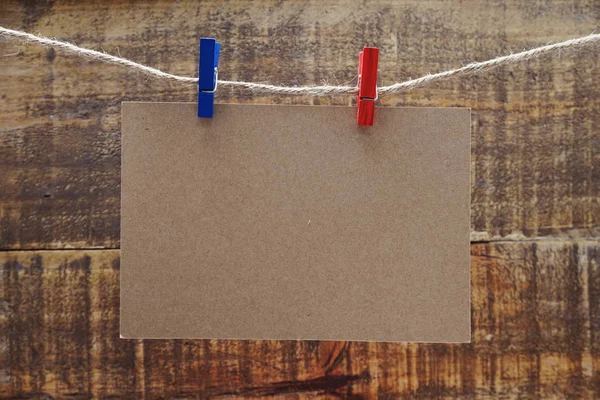 Leerraum Kopierpapier Hängen Mit Holzklammer Und Seil Auf Holzbrettern Hintergrund — Stockfoto