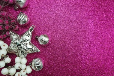 Noel topları kompozisyon süslemeleri ile pembe simli arka plan üzerine uzay kopyası