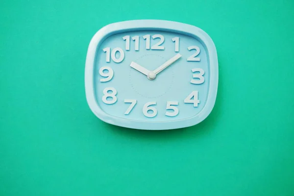 Vista Superior Del Reloj Alarma Azul Con Copia Espacio Fondo — Foto de Stock