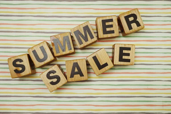 Summer Sale Αλφάβητο Πολύχρωμες Ρίγες Φόντο — Φωτογραφία Αρχείου