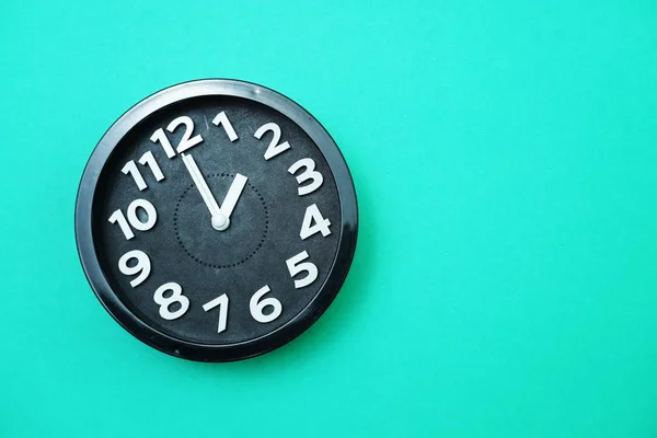 Relógio Despertador Preto Com Cópia Espaço Fundo Verde — Fotografia de Stock