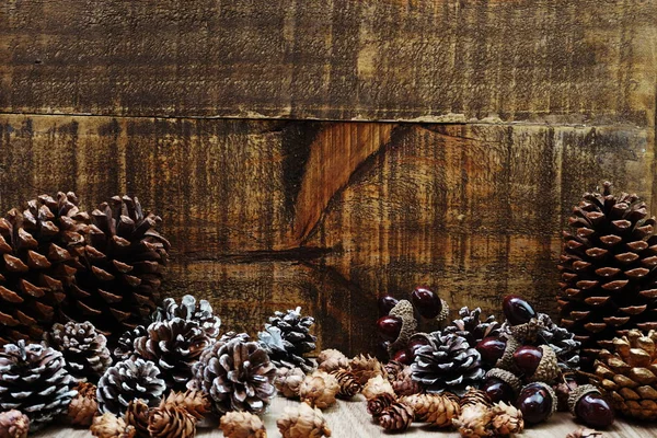 Weihnachten Festliche Hintergrunddekoration Mit Tannenzapfen Auf Holzgrund — Stockfoto