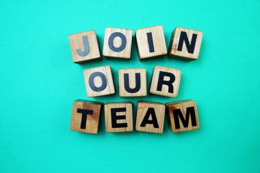 Takımımıza katılın yeşil arkaplanda alfabe harfleri