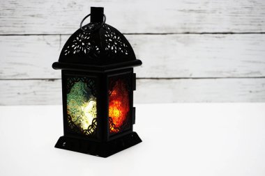 Ahşap arka planda Ramazan Feneri Arapça dekorasyonu