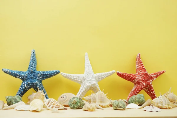 Decoración Estrellas Mar Azules Blancas Rojas Sobre Fondo Amarillo — Foto de Stock